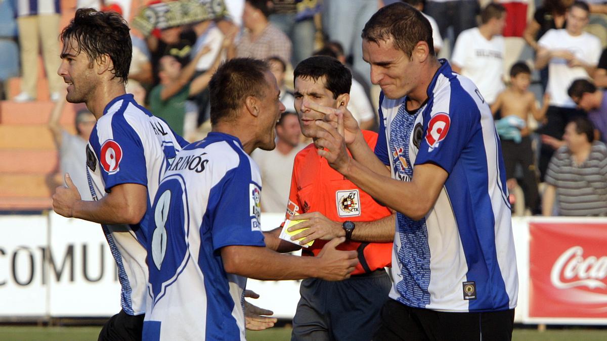 Delibasic celebra un gol con Farinós