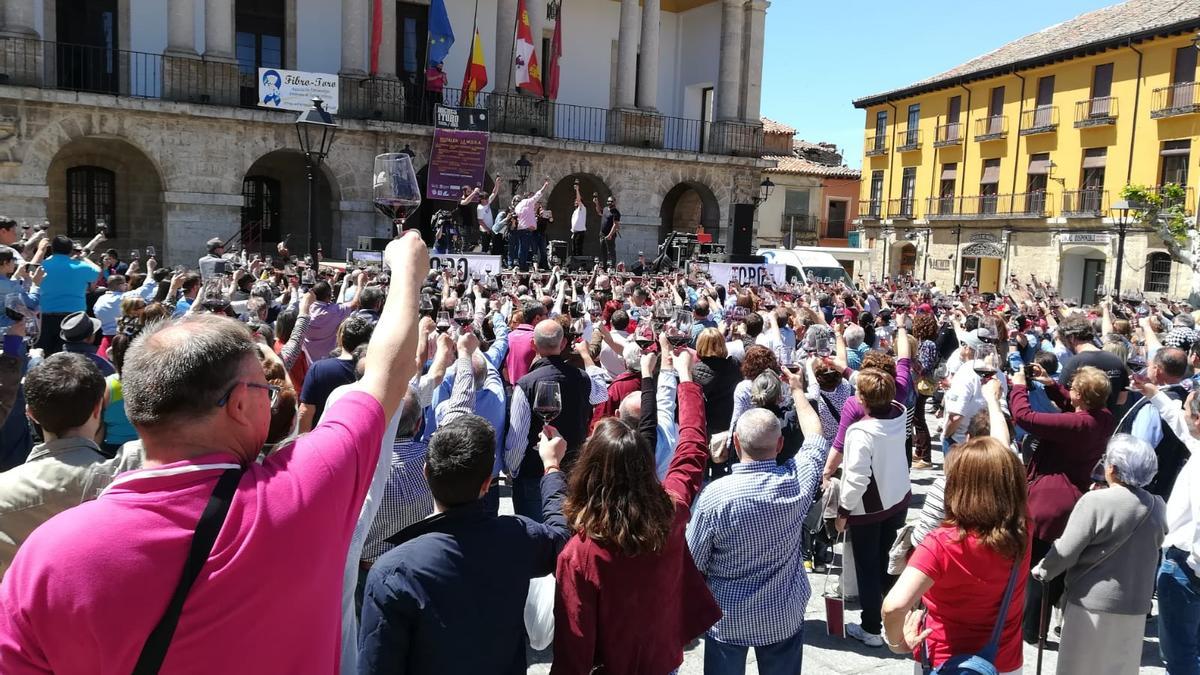 Brindis colectivo celebrado en la Plaza Mayor en una edición anterior de la celebración