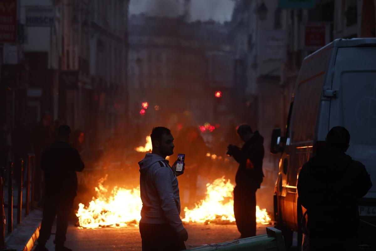 Protestas en Francia. Miles de ciudadanos se echan a las calles para manifestar su descontento con el fallo del Constitucional francés y que ha generado altercados en diferentes ciudades