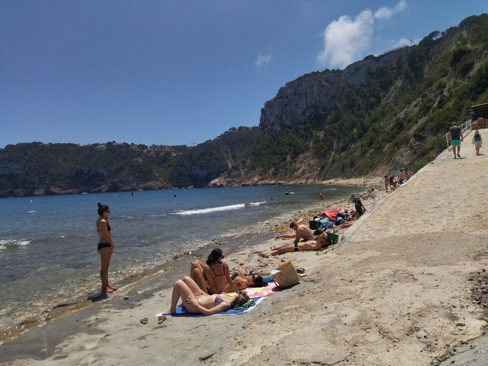 Tiempo de calas: ¿Más coches que bañistas en la Granadella y la Barraca de Xàbia?