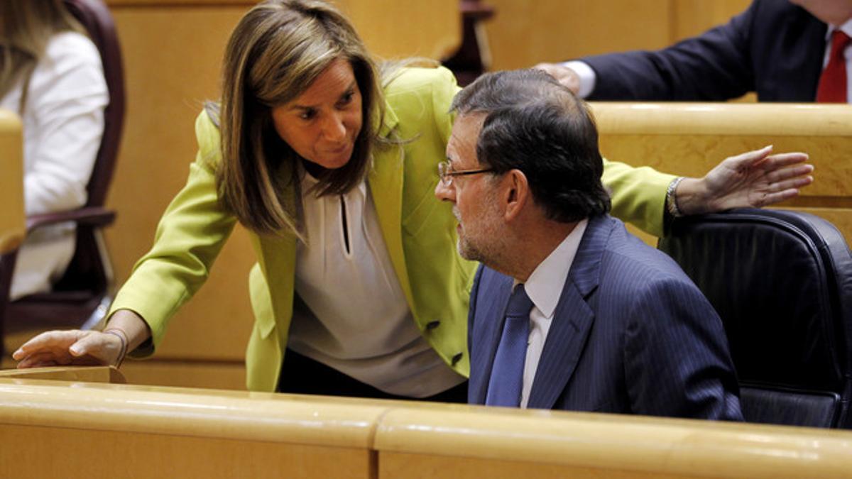 Ana Mato habla con Mariano Rajoy, en el Senado, el pasado mes de septiembre.