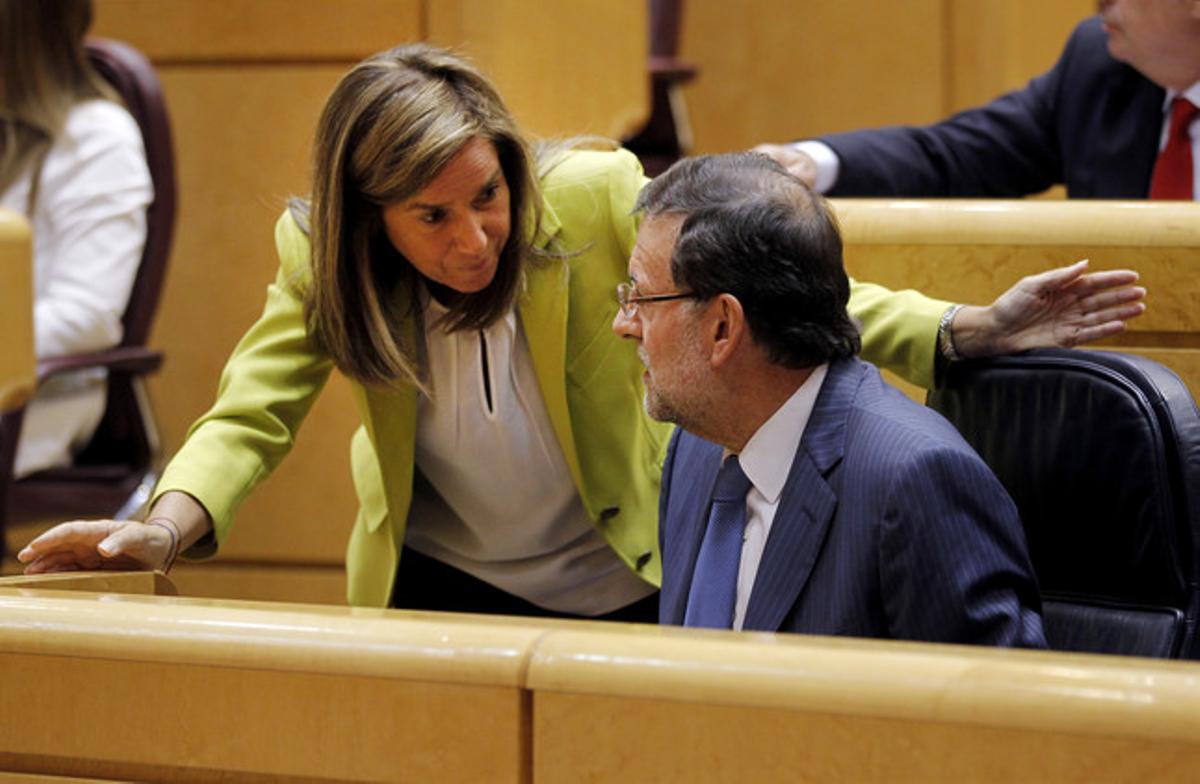 Ana Mato parla amb Mariano Rajoy, al Senat, el mes de setembre passat.