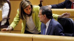 Ana Mato habla con Mariano Rajoy, en el Senado, el pasado mes de septiembre.