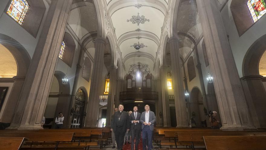 La iglesia de Gáldar luce sus murales centenarios de la nave central, junto a su nuevo título de Santuario de Santiago