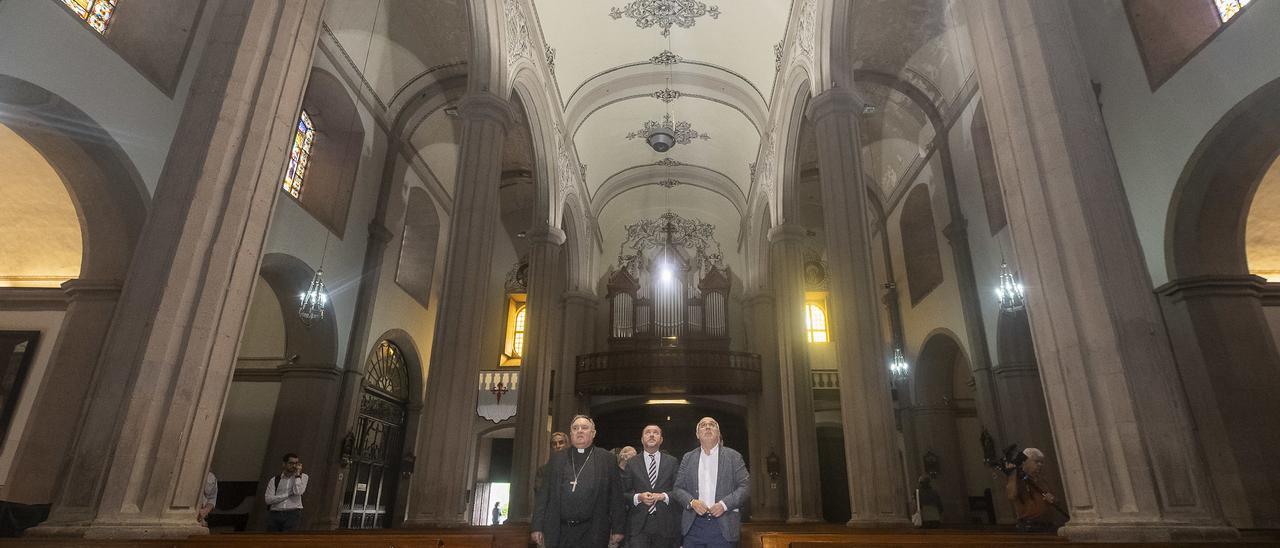 José Mazuelos, Teodoro Sosa y Antonio Morales (dcha.), mirando las pinturas rehabilitadas del techo.