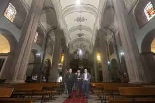 La iglesia de Gáldar luce sus murales centenarios de la nave central, junto a su nuevo título de Santuario de Santiago