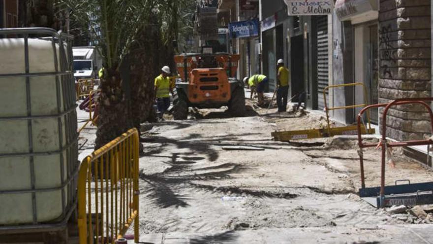 Las obras para remodelar las aceras ya han comenzado en la calle San Vicente.