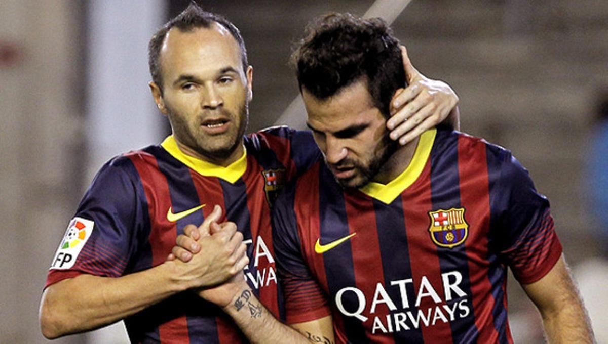 Iniesta felicita Cesc després del seu segon gol davant el Betis. Iniesta felicita Cesc després del seu segon gol davant el Betis.