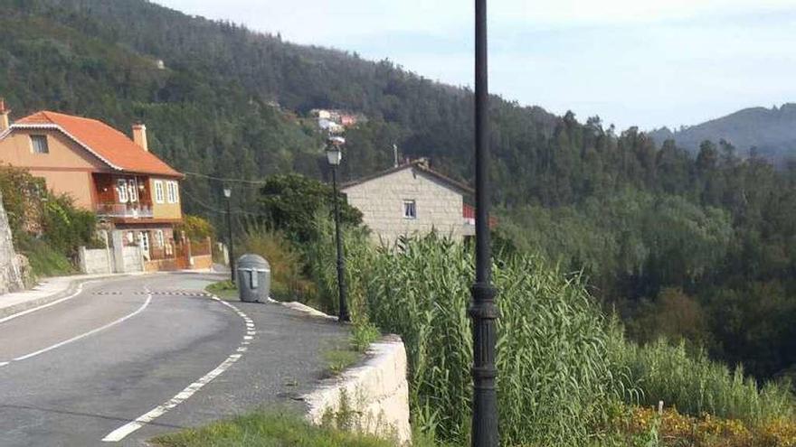 Tramo de la carretera con el terraplén sin vallas de protección. // FdV