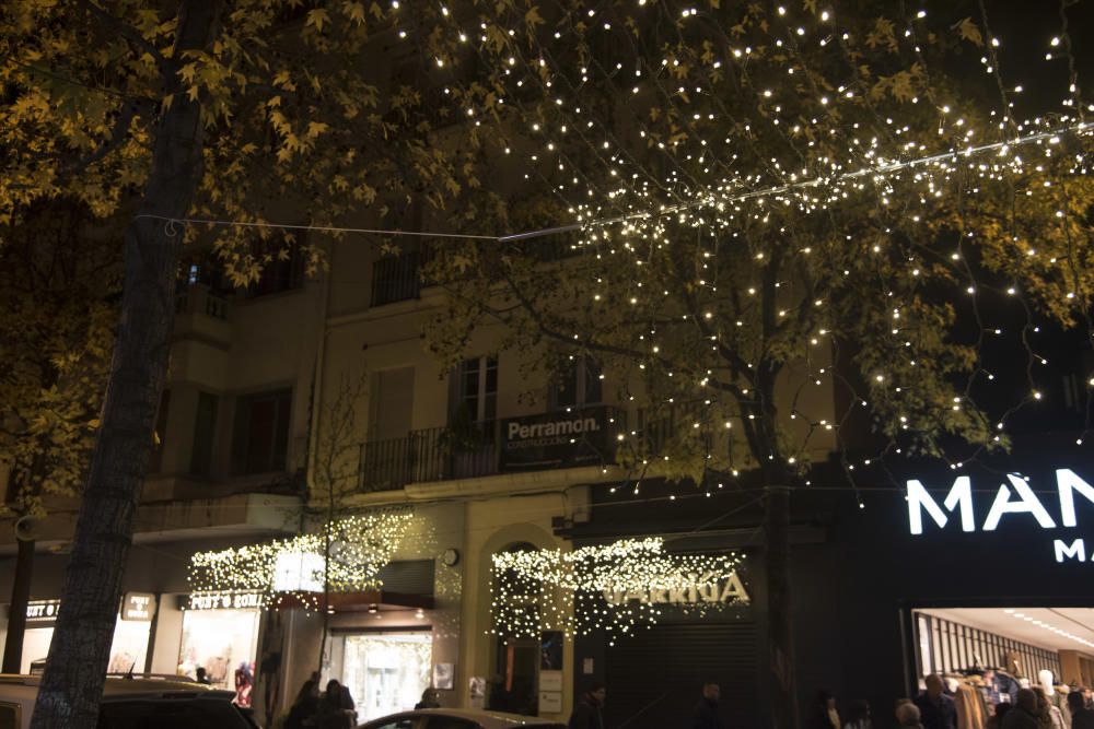 Manresa s'il·lumina per Nadal amb el principal carrer comercial a clapes