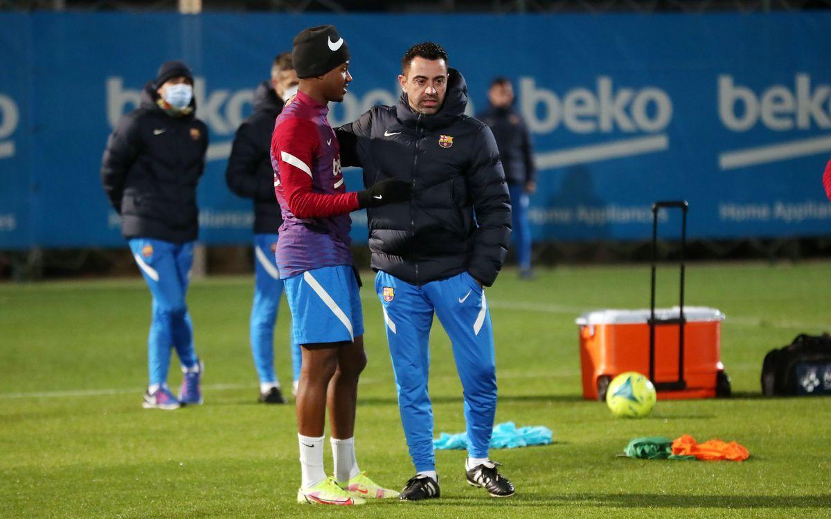 Xavi charla con Ansu Fati en un entrenamiento del Barça en la ciudad deportiva.