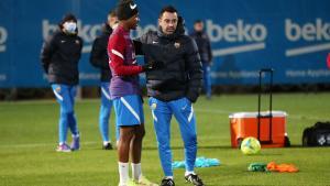 Xavi charla con Ansu Fati en un entrenamiento del Barça en la ciudad deportiva.