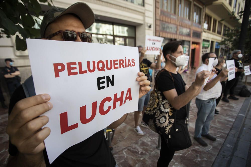 Protesta de las peluquerias en València para bajar el IVA al 10%