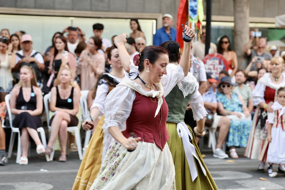 Así es el Desfile Folclórico de las Hogueras de Alicante