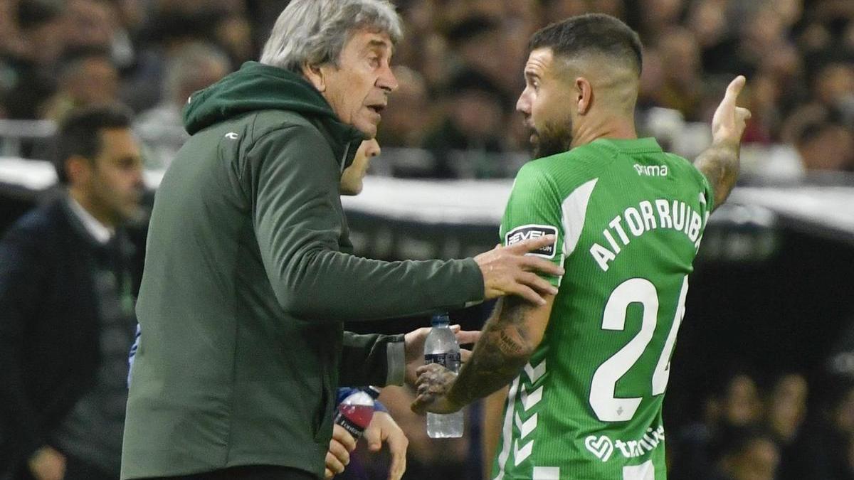 Pellegrini da instrucciones a Aitor Ruibal durante el partido ante el Barça.