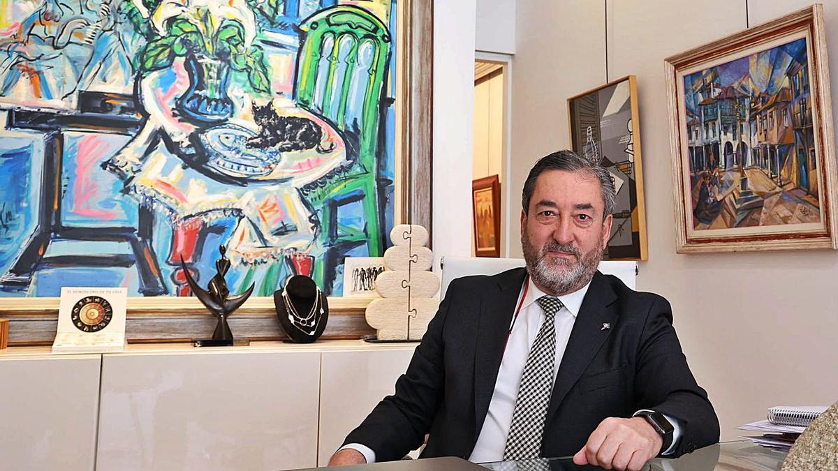 Carlos Álvarez, en su despacho de la galería de arte Carlos Monteblanco. |  // ALBA VILLAR