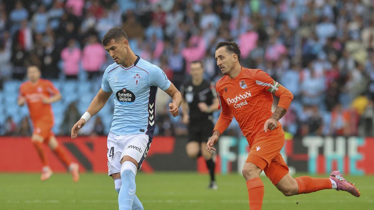 Carlos Domínguez, ante Oyarzabal, durante un encuentro de la temporada pasada.