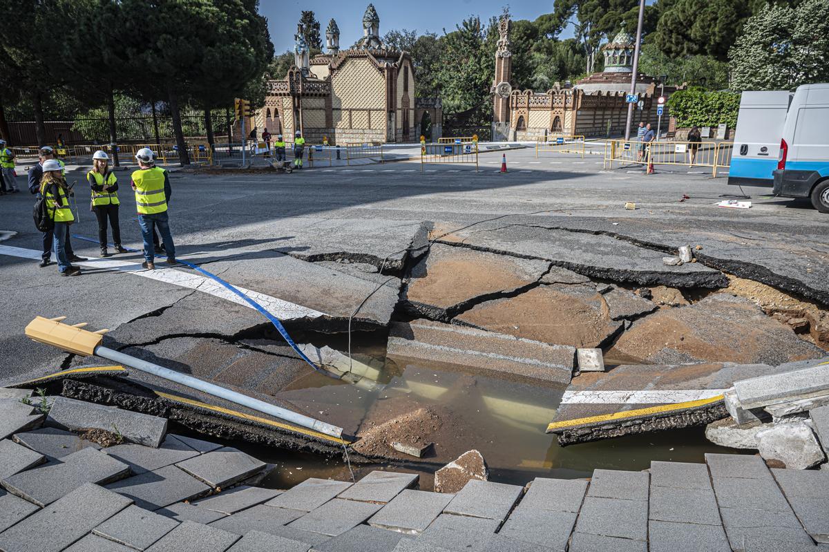 Escape de agua de grandes dimensiones en la avenida Pedralbes con el paseo Manuel Girona de Barcelona