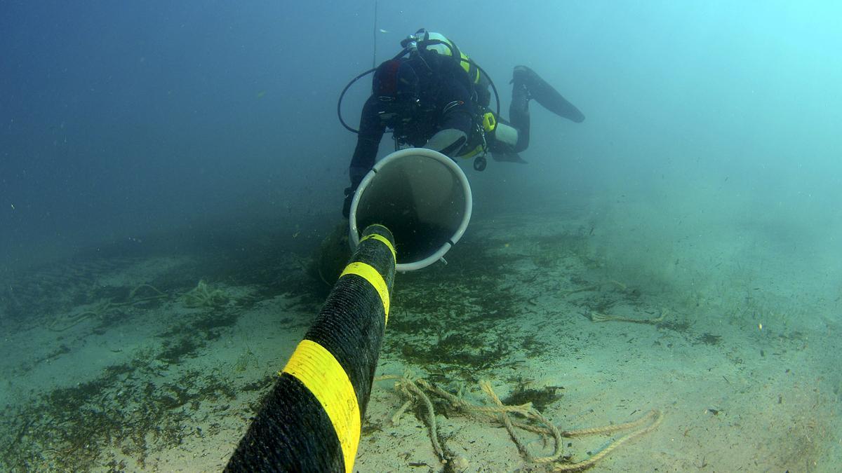 Trabajos de instalación de un cable eléctrico submarino, en una imagen de archivo