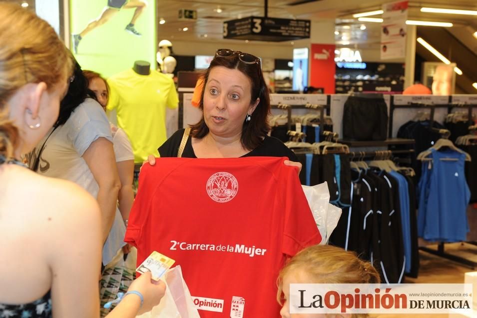 Entrega de dorsales para la Carrera de la Mujer.