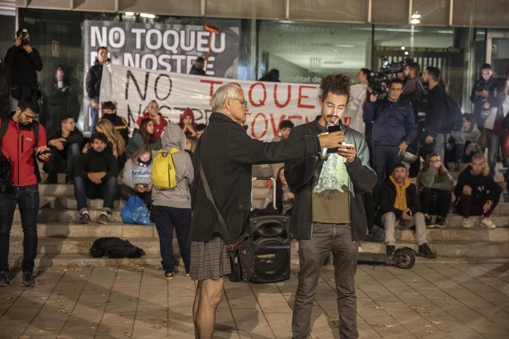 El CDR demana la dimissió de Buch i llança escombraries a la subdelegació del govern a Girona