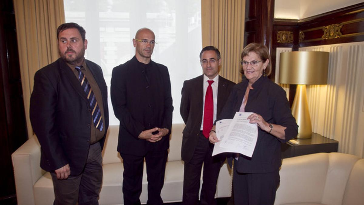 De izquierda a derecha, Oriol Junqueres, presidente de ERC, los eurodiputados Raül Romeva (ICV) y Ramon Tremosa (CiU) y la presidenta del Parlament, Núria de Gispert, en junio del año pasado.