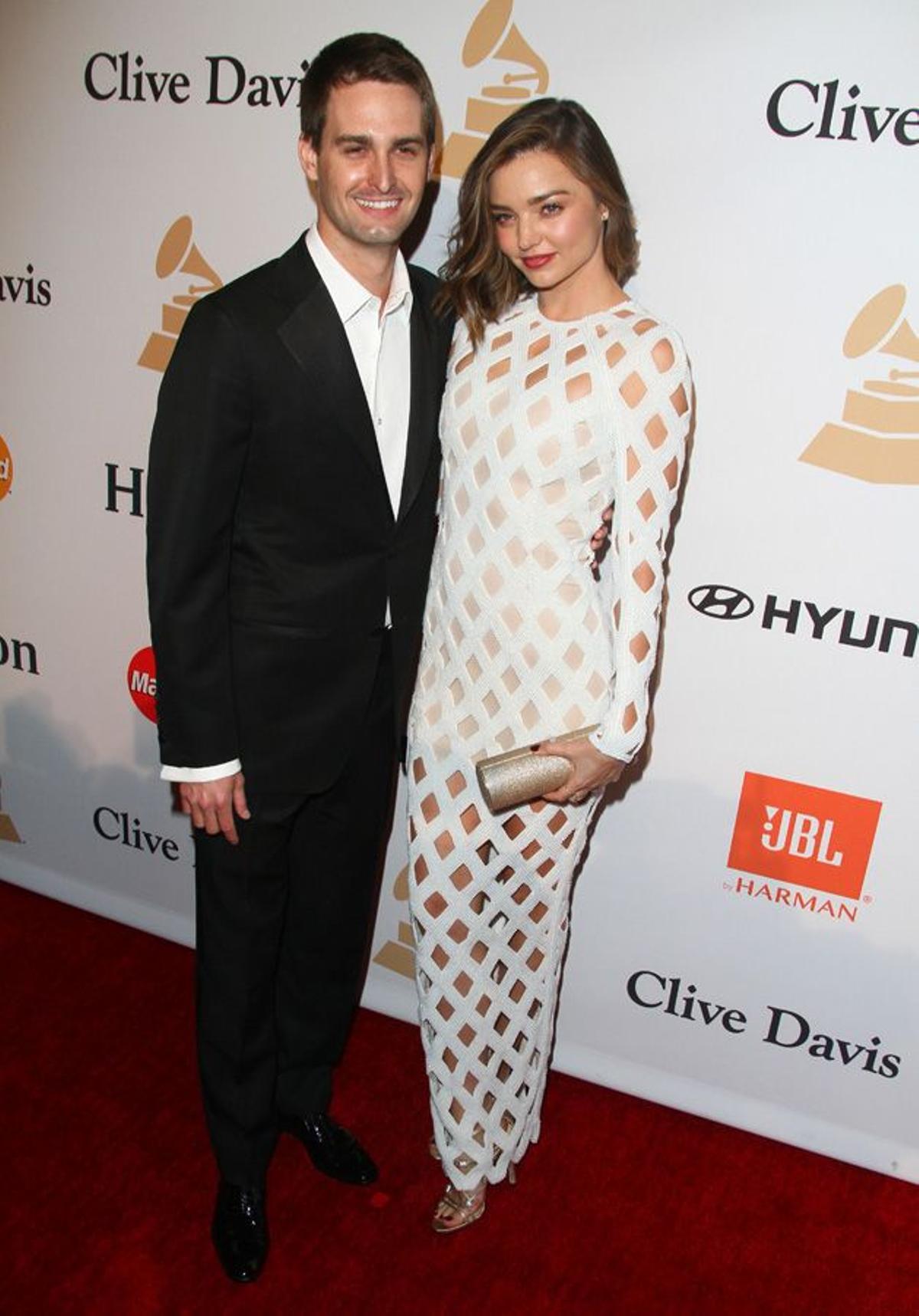 Miranda Kerr posó junto a su pareja en la fiesta Clive Davis pre-Grammy