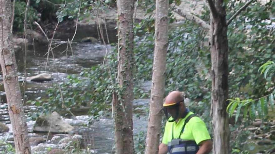 Un operario en La Cueva.