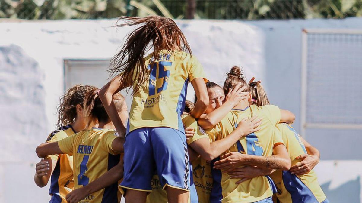 Las jugadoras del Femarguín celebran el tercer tanto isleño, obra de Astrid.  | | LP/DLP