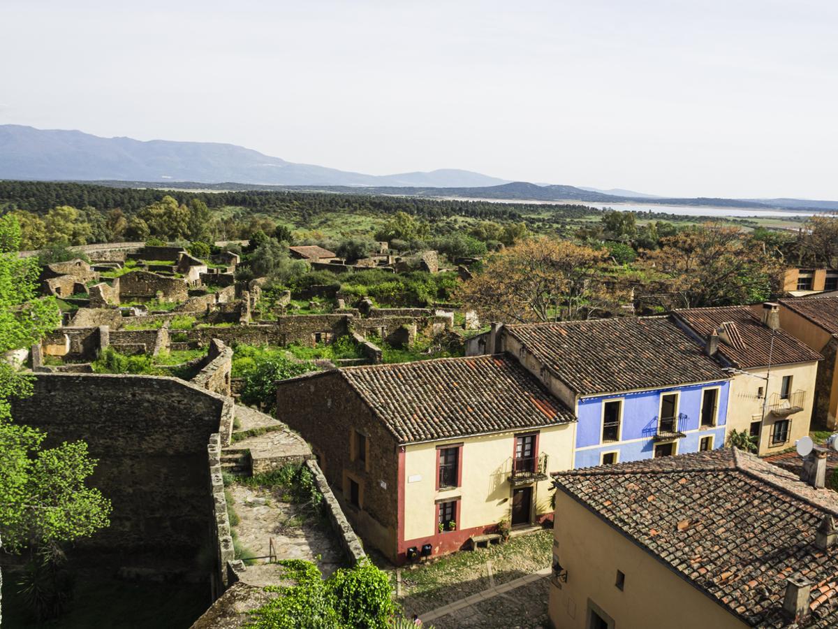 Amurallado y declarado conjunto histórico, hoy es un pueblo abandonado.