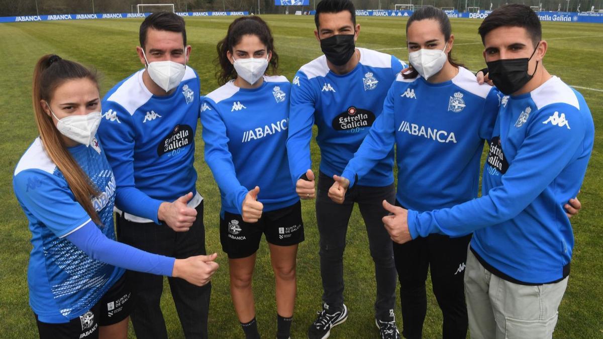 María Ruiz, Ian Mackay, Patri López, Miku Fedor, Inés Altamira y Víctor García, sobre el césped de Abegondo. |  // CARLOS PARDELLAS