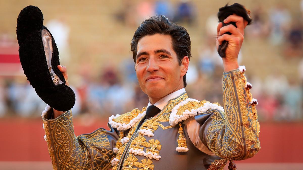 Álvaro Lorenzo da la vuelta al ruedo tras cortar una oreja a su segundo toro, este miércoles, en corrida de abono de la feria de abril de Sevilla.