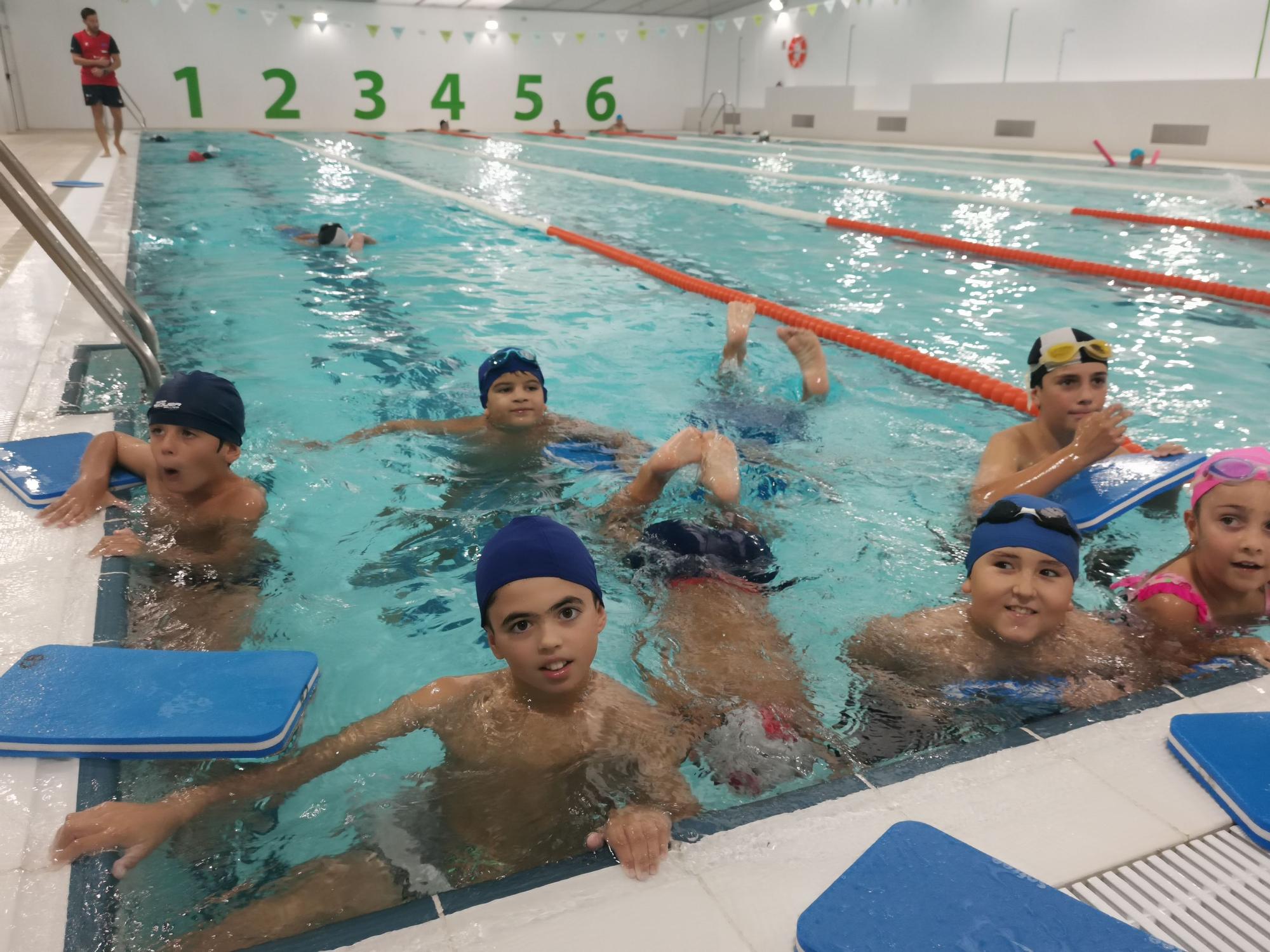 Inicio de los cursos de natación en la piscina de As Lagoas, en Bueu