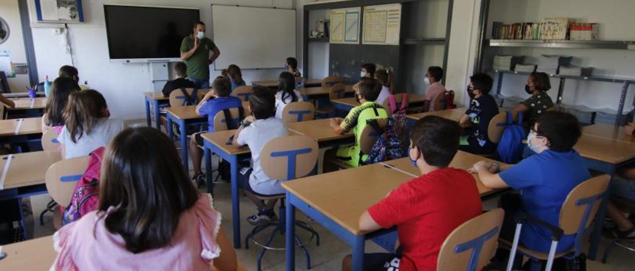 Alumnado de un centro educativo de Infantil y Primaria de Galicia en una imagen de la etapa COVID. |  // FDV