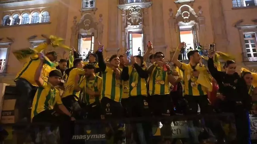 El Jaén FS se da un baño de masas en la ciudad para celebrar su cuarta Copa de España