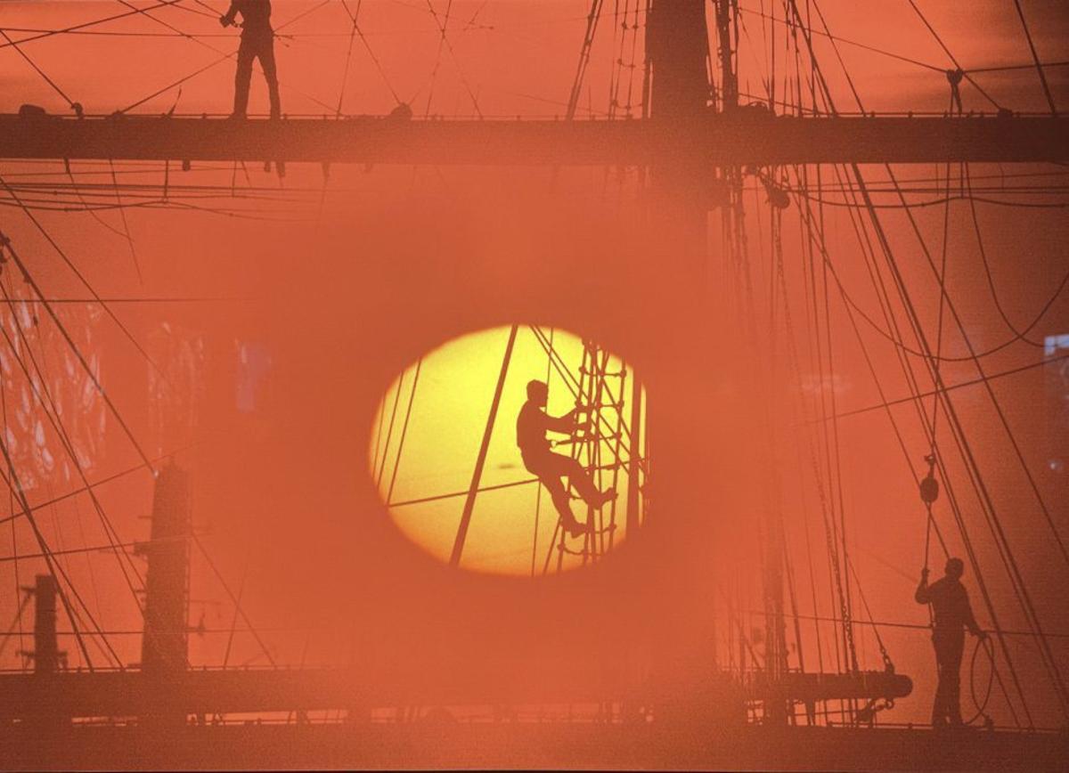 Ein Seemann klettert in Buenos Aires in den Sonnenuntergang. | FOTO: BRUCE DALE