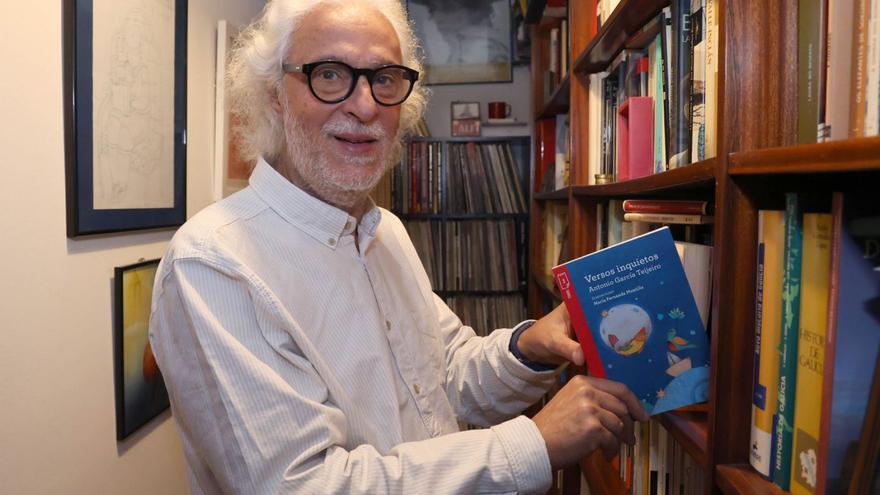 Antonio García Teijeiro, co seu libro “Versos inquietos”, publicado en Colombia.   | // ALBA VILLAR