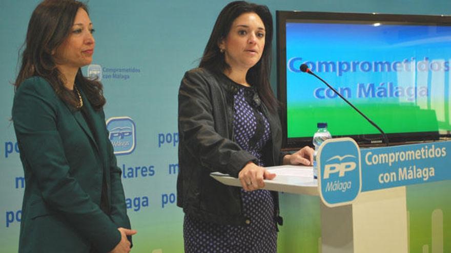 La senadora Patricia Navarro y la secretaria general del PP, Margarita del Cid, ayer.