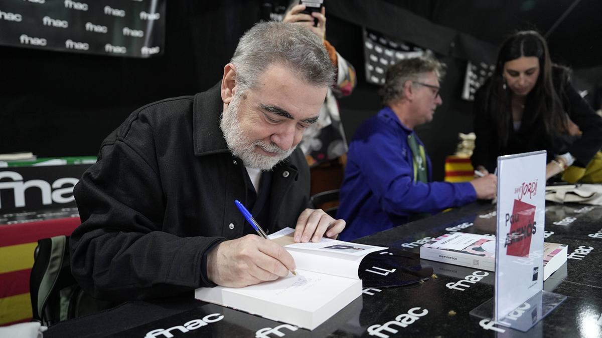 Los escritores firman sus libros en Sant Jordi