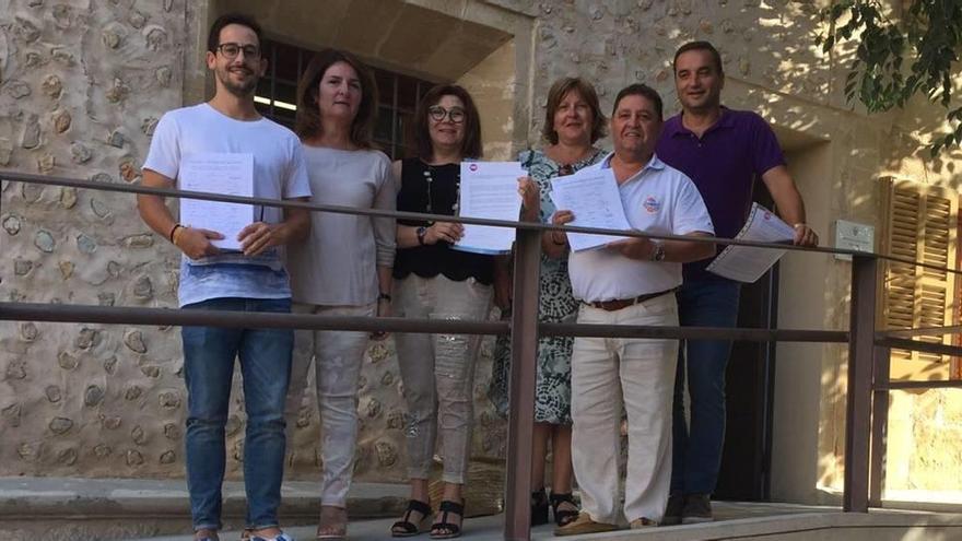 Los concejales de Tots per Pollença ayer antes de registrar las firmas en las oficinas municipales.