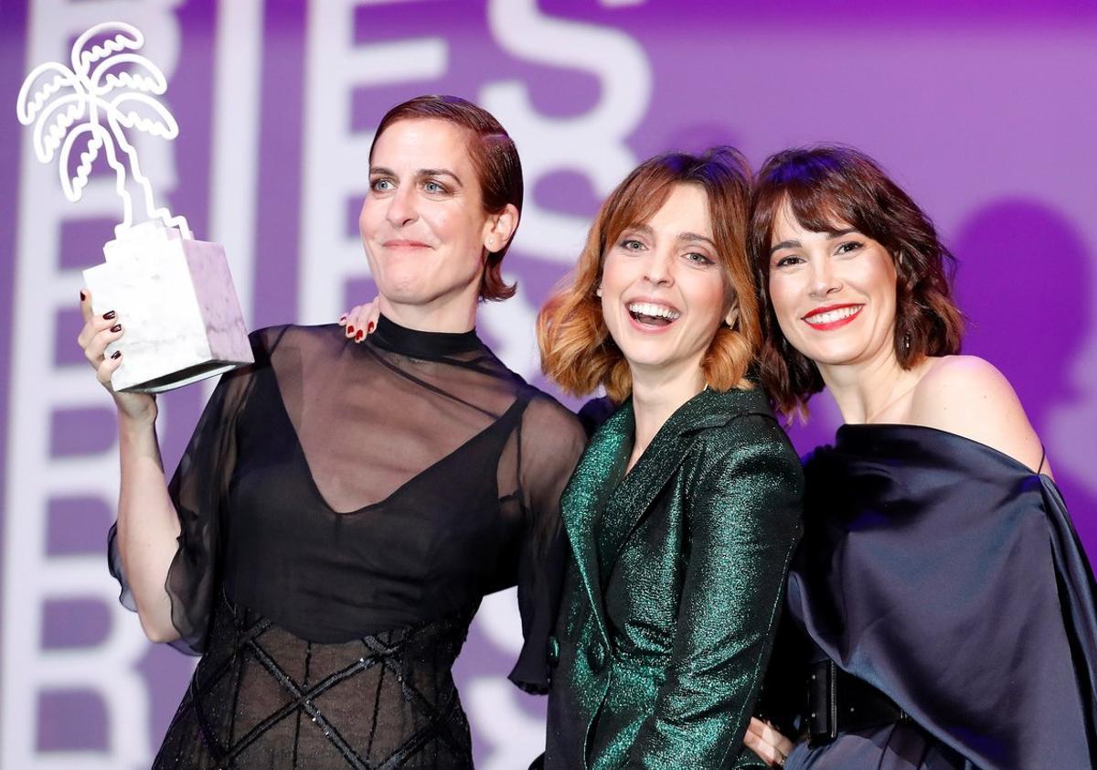 EPA1168. CANNES (FRANCIA), 10/04/2019.- Las actrices españolas Aixa Villagran (i), Leticia Dolera (c) y Celia Freijeiro (d) posan después de ganar el premio a Mejor Serie para televisión con ’Perfect Life’ en el Festival Cannes Series en Cannes (Francia). EFE/SEBASTIEN NOGIER