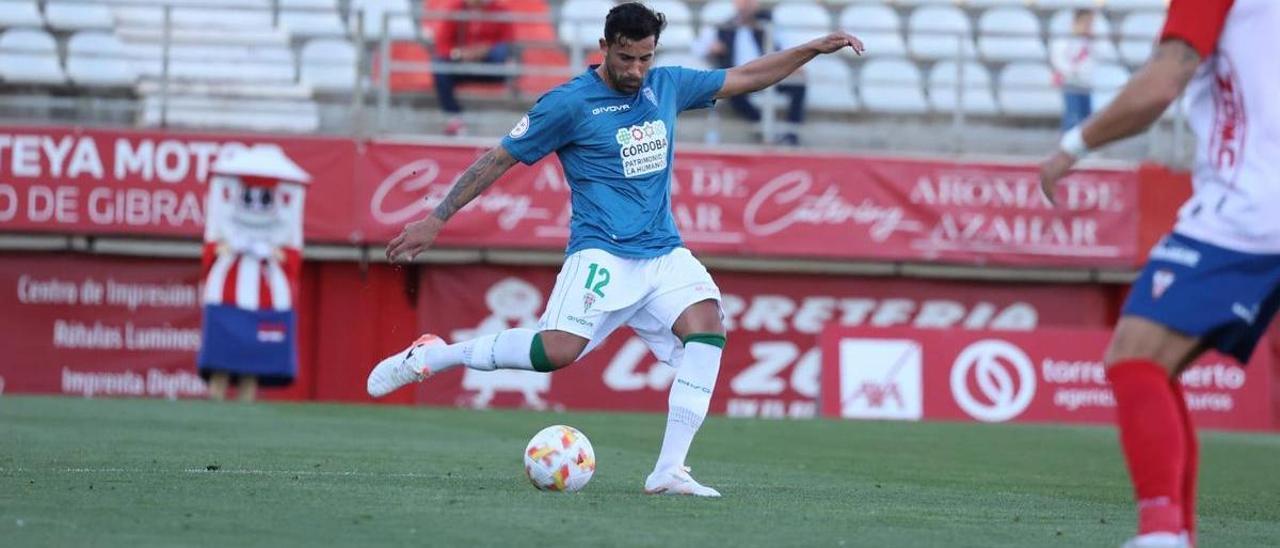 Alberto Jiménez golpea el balón durante el encuentro del Córdoba CF en Algeciras, este domingo.