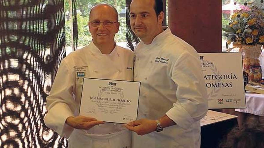 José Manuel Rial (dcha) junto a Heinz Beck, propietario de un restaurante con tres estrellas Michelín.