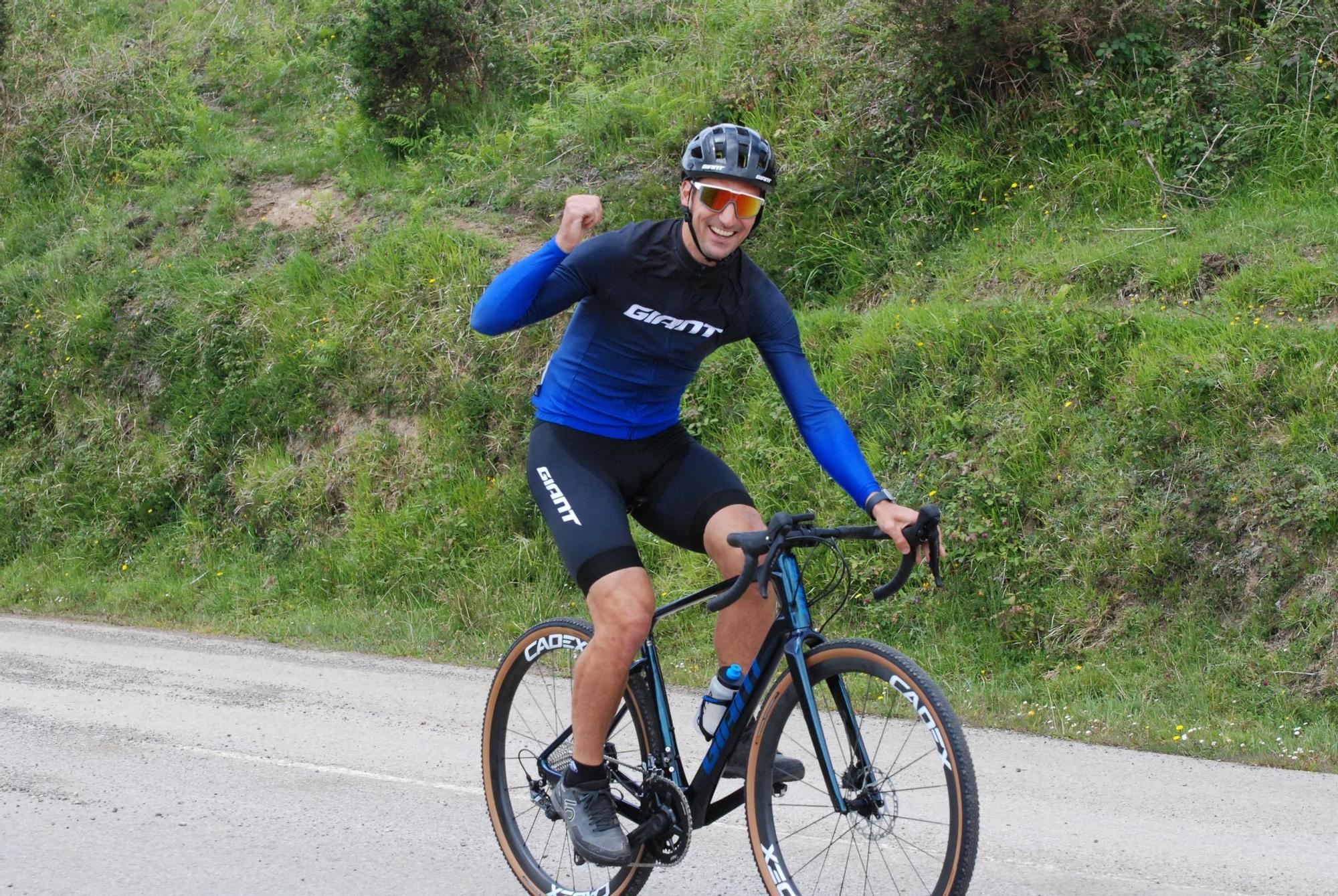 En imágenes: El seleccionador argentino Lionel Scaloni y Pedro Delgado suben al Angliru