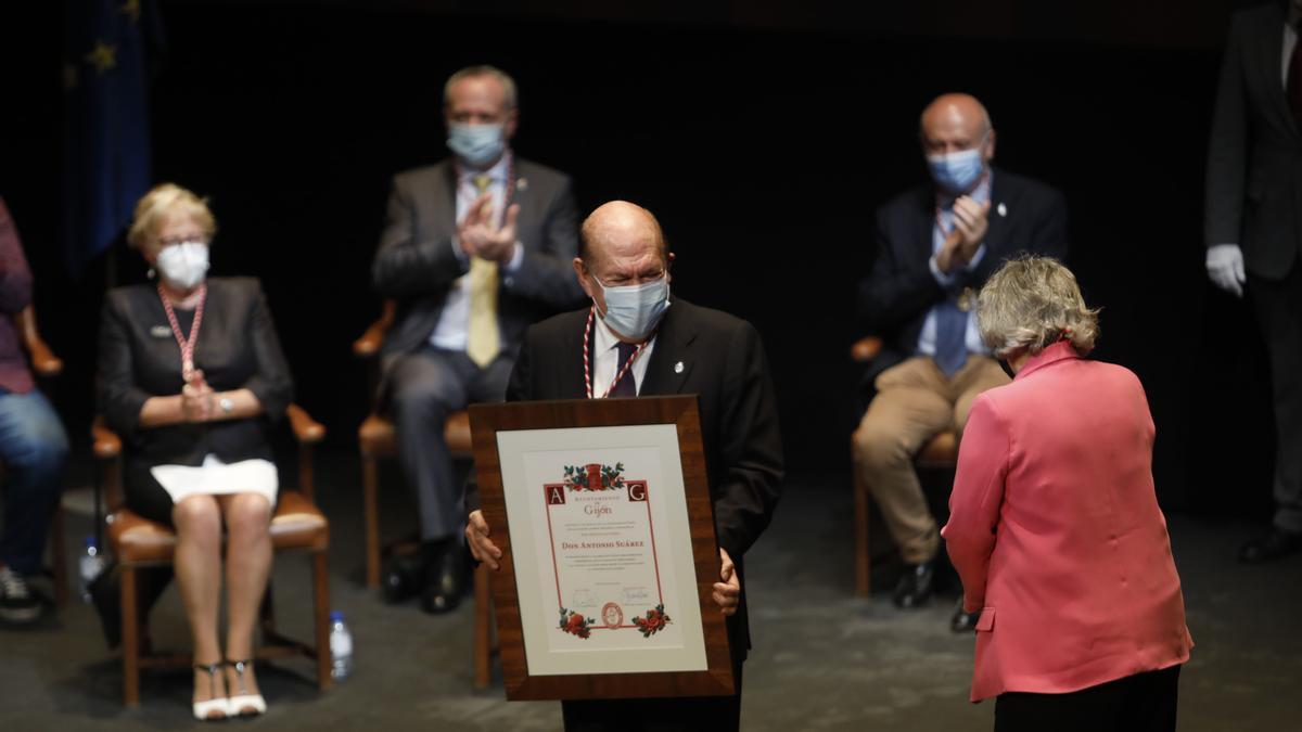 Entrega de honores y distinciones de Gijón en el teatro Jovellanos