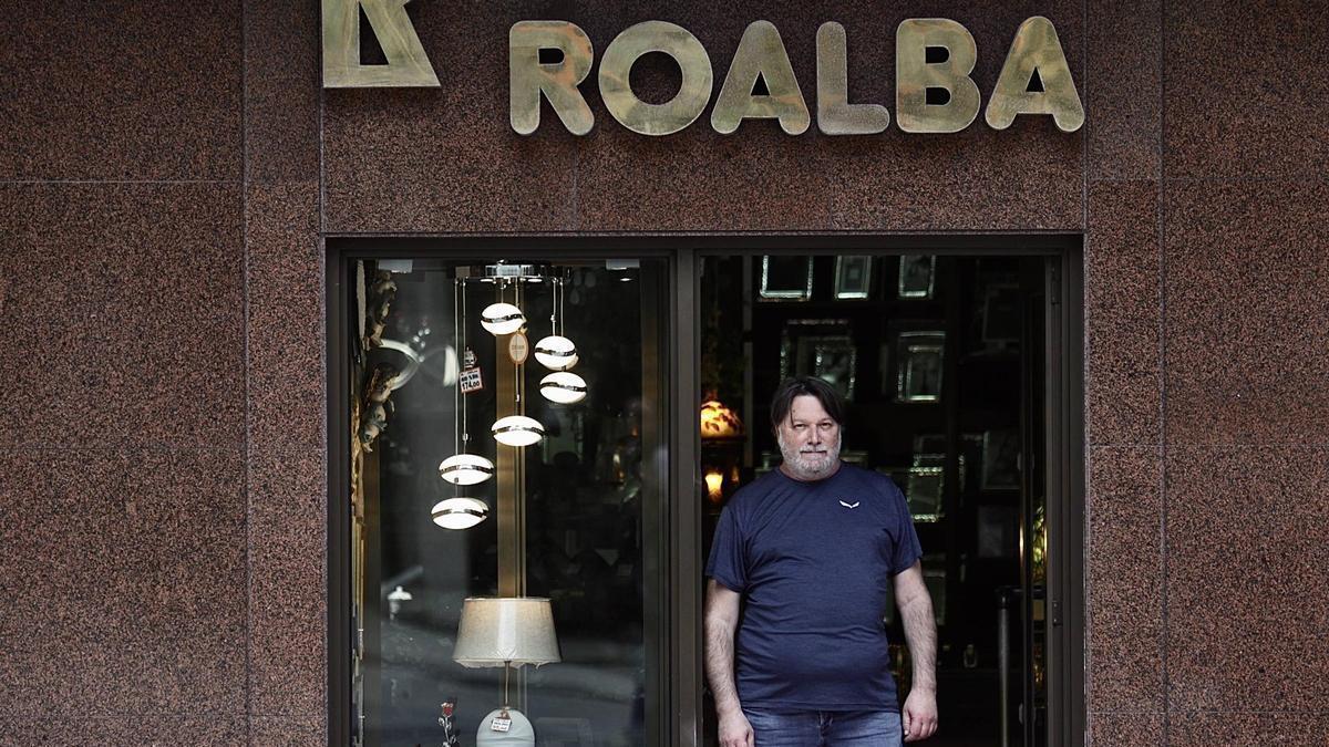 Ricardo Rodríguez, ante su comercio de iluminación en la calle Independencia de Oviedo