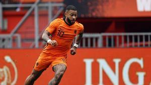 Memphis Depay, en un duelo anterior con los Países Bajos