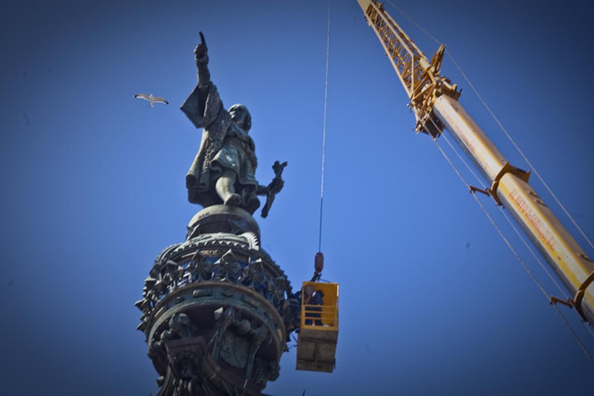 Els bombers de Barcelona rescaten uns turistes atrapats a l’estàtua de Colom.