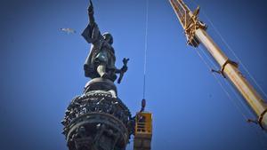 Los bomberos de Barcelona rescatan a unos turistas atrapados en la estatua de Colón.