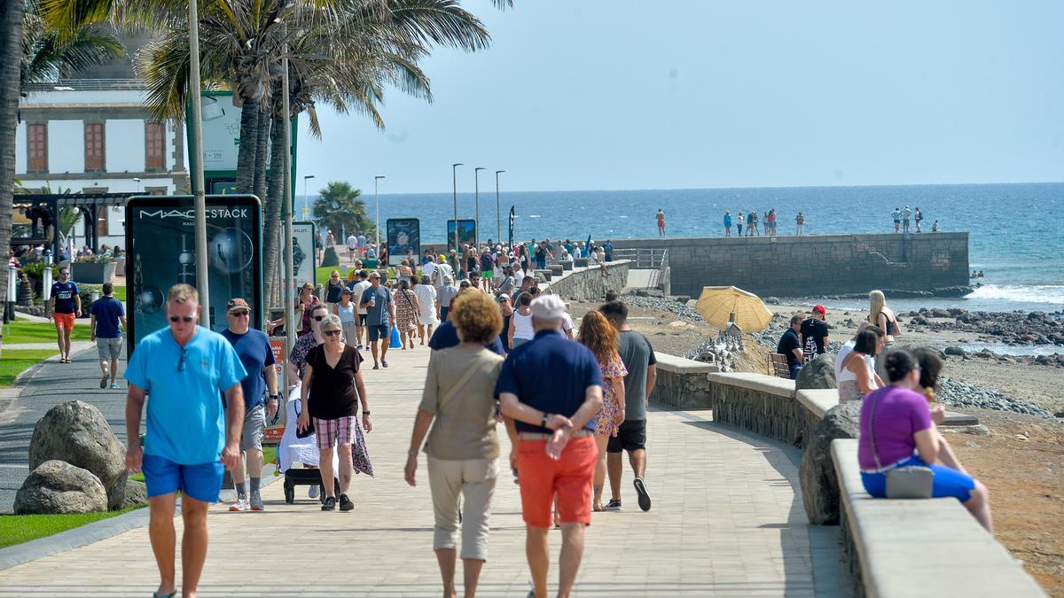 Imagen de archivo de turistas caminando por el paseo de Meloneras, en San Bartolomé de Tirajana.